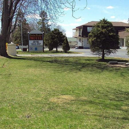Twin Peaks Motel Napanee Exterior photo