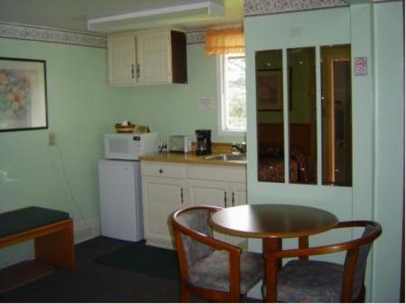 Twin Peaks Motel Napanee Room photo