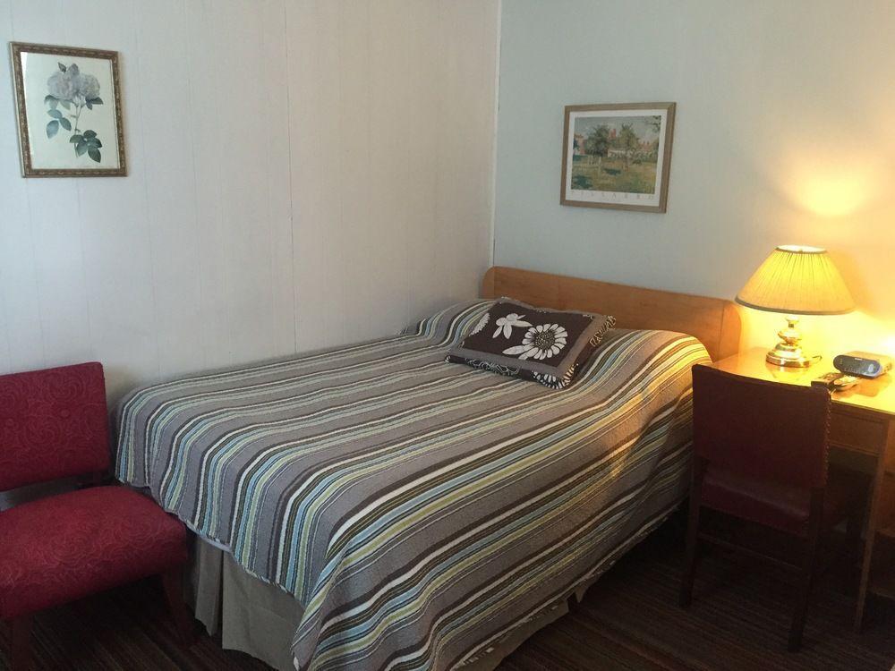Twin Peaks Motel Napanee Exterior photo