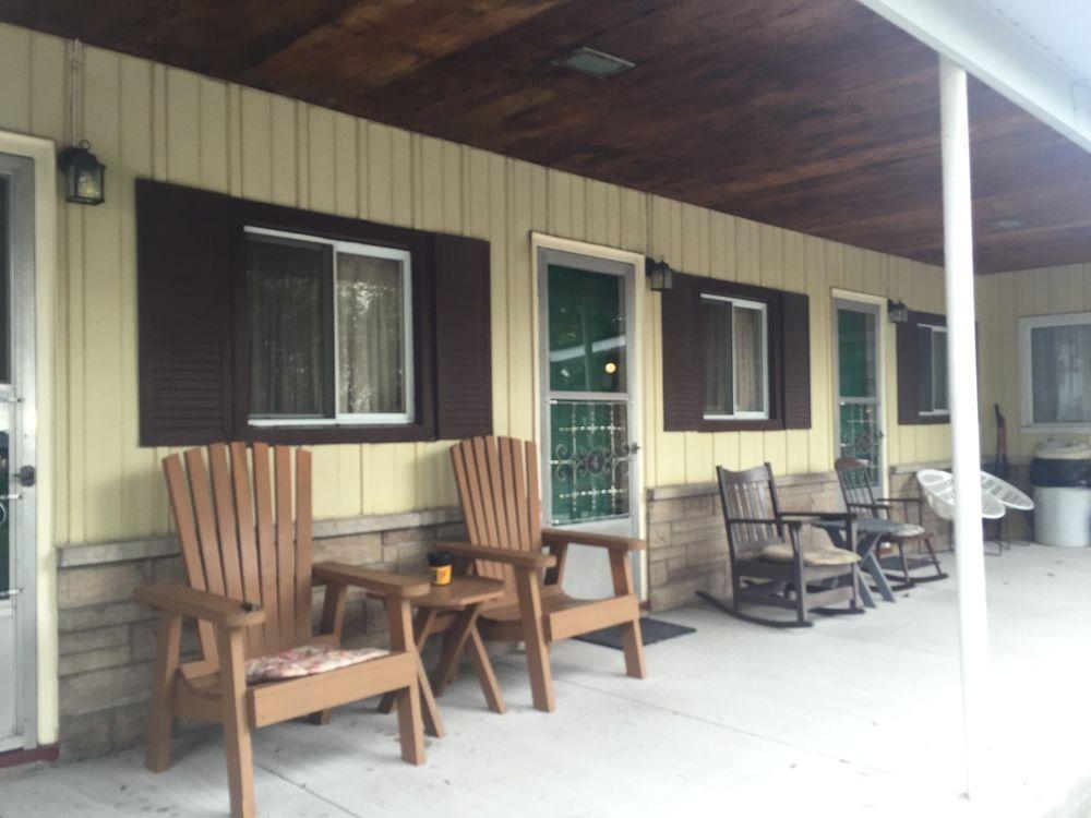 Twin Peaks Motel Napanee Exterior photo