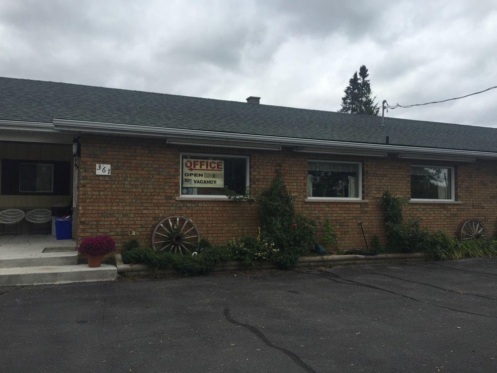 Twin Peaks Motel Napanee Exterior photo