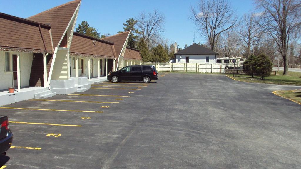 Twin Peaks Motel Napanee Exterior photo