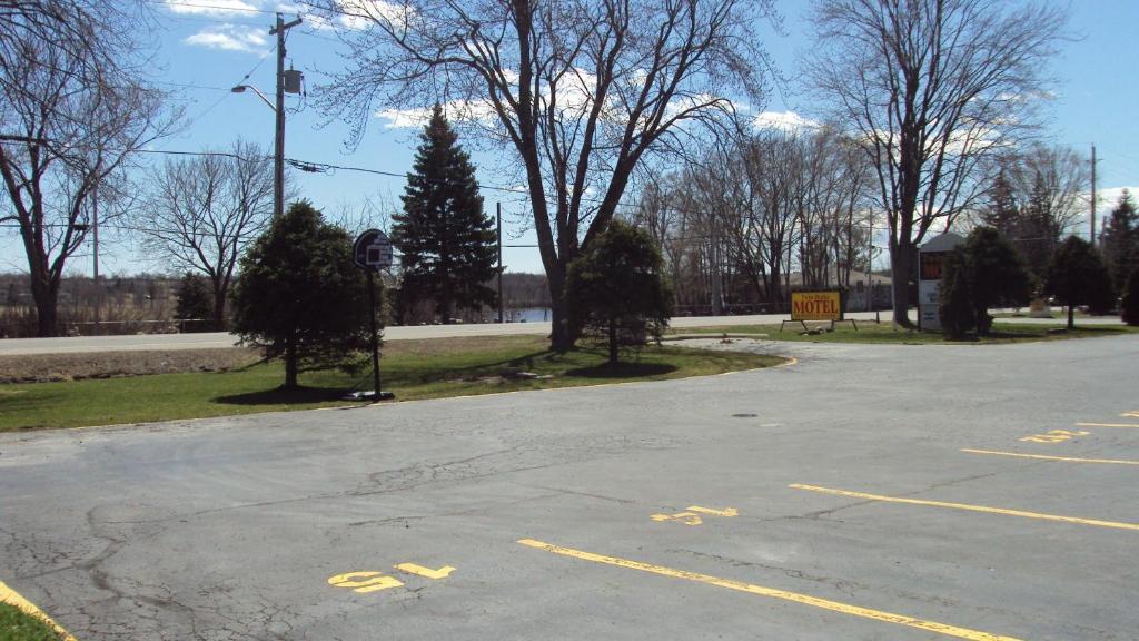 Twin Peaks Motel Napanee Exterior photo