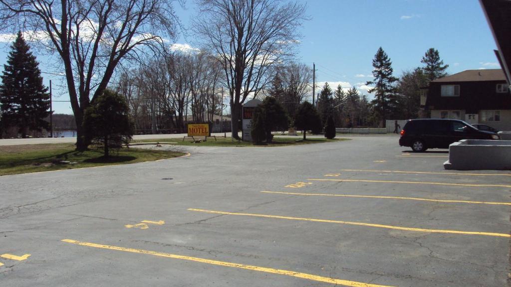 Twin Peaks Motel Napanee Exterior photo