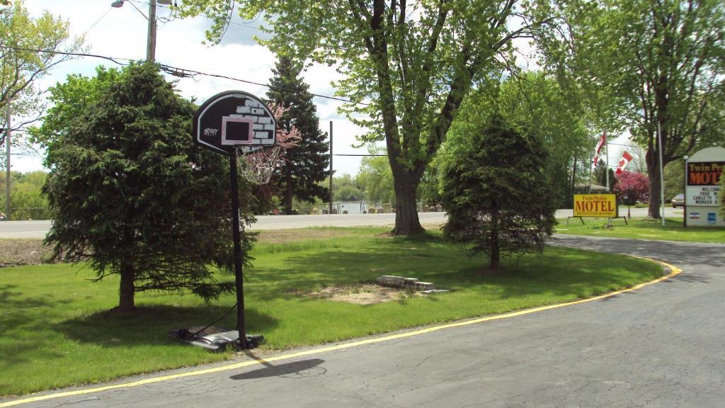 Twin Peaks Motel Napanee Exterior photo