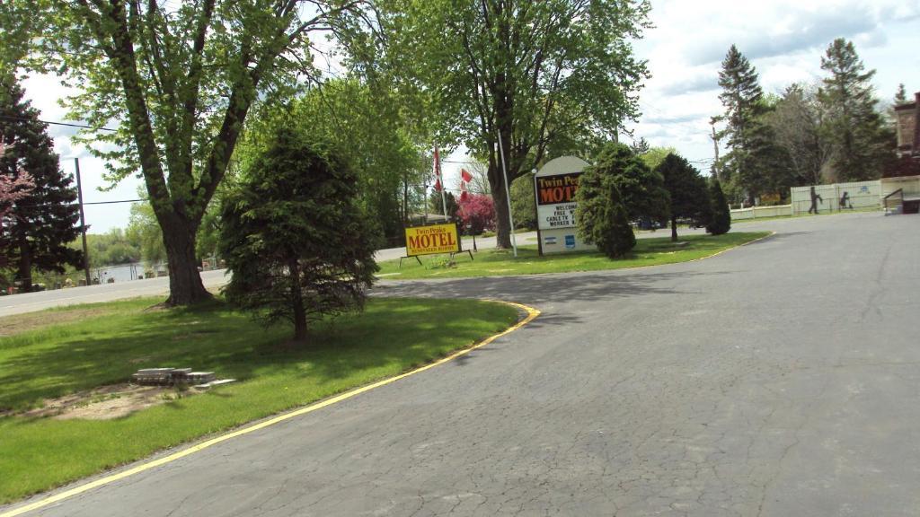 Twin Peaks Motel Napanee Exterior photo