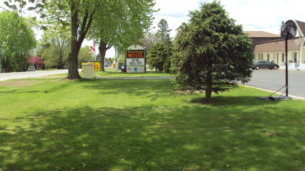 Twin Peaks Motel Napanee Exterior photo