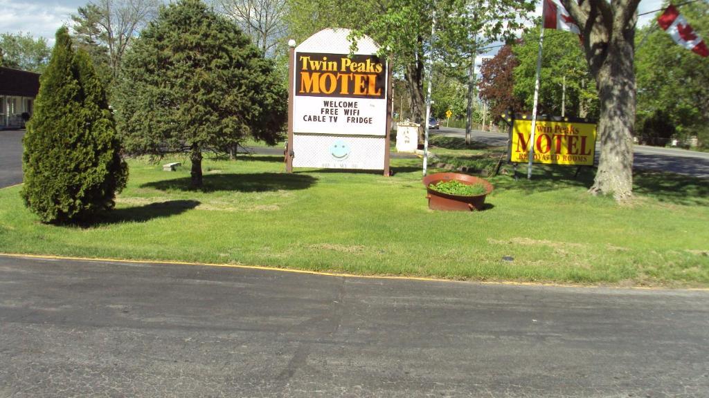 Twin Peaks Motel Napanee Exterior photo