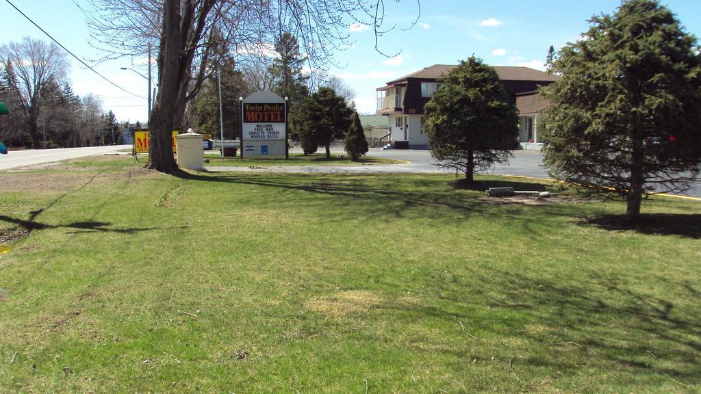 Twin Peaks Motel Napanee Exterior photo